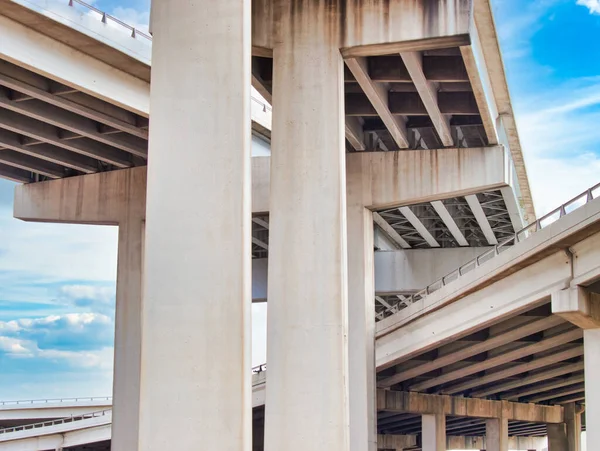 Een Shot Van Witte Betonnen Bruggen Achtergrond Van Blauwe Bewolkte — Stockfoto