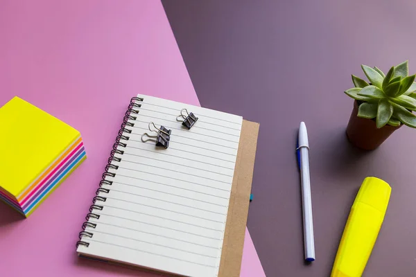 Een Bovenste Uitzicht Opname Van Een Notebook Plakkerig Papier Pen — Stockfoto