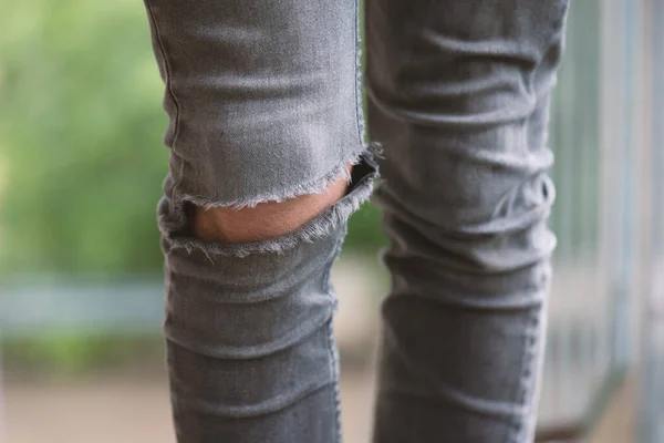 Eine Nahaufnahme Von Grauen Zerrissenen Jeans — Stockfoto