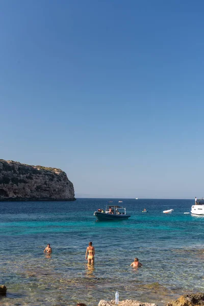 2021年8月8日 在西班牙福尔门特拉岛蓝色水晶蓝水上的一艘船的垂直镜头 — 图库照片