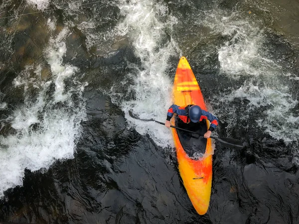 Whitewate Kayaker Surfuje Vlně Řece — Stock fotografie