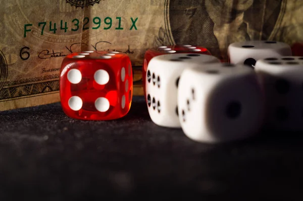 一盒骰子的特写镜头出现在一美元的账单前 赌场的概念 — 图库照片