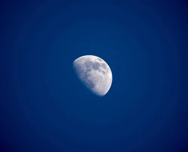 蓝天中的半月 月球相位 — 图库照片