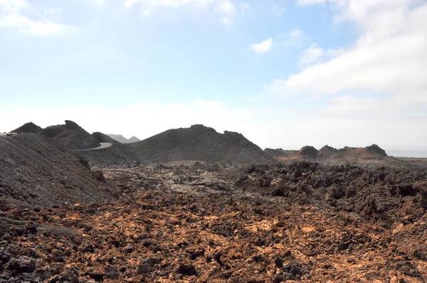 スペインのカナリア島ランサローテの不毛の火山風景 — ストック写真