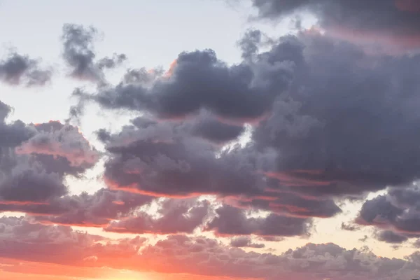 Huzurlu Bir Günbatımında Kırmızı Alçak Bulutlar Kalın Bulutlar Mavi Gökyüzü — Stok fotoğraf