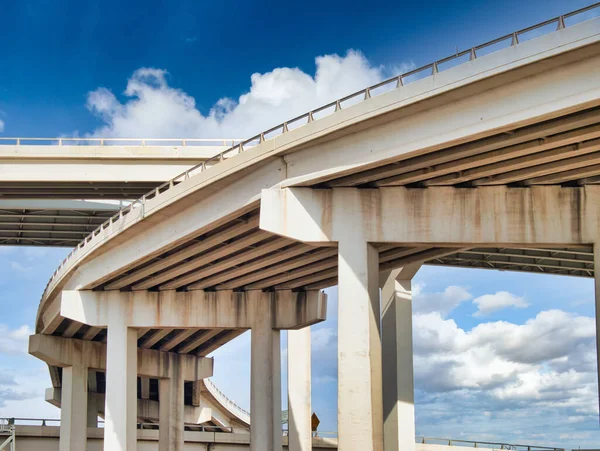 Plan Pont Béton Blanc Arrière Plan Ciel Nuageux Bleu — Photo