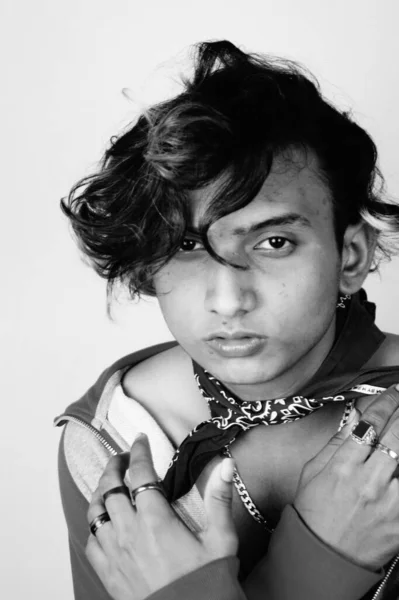 Gråskala Indiansk Hipster Som Poserar För Kameran — Stockfoto