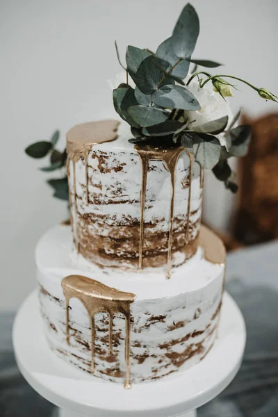 Tiro Vertical Grande Bolo Casamento Branco Dourado Decorado Com Rosas — Fotografia de Stock