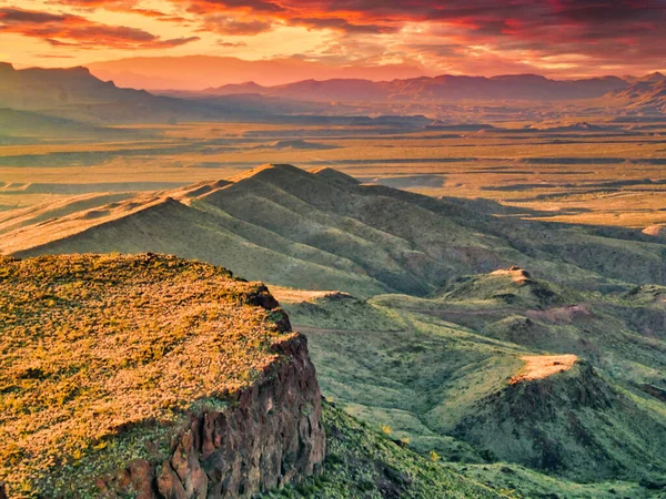 Disparo Único Las Verdes Colinas Montañas Durante Impresionante Puesta Sol —  Fotos de Stock