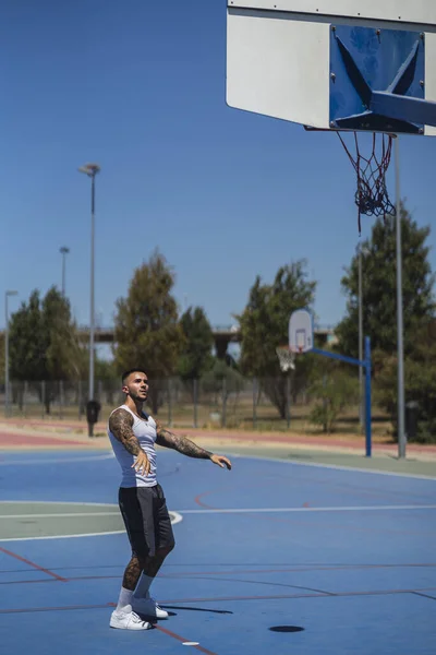Egy Függőleges Felvétel Egy Kaukázusi Fickóról Menő Tetkókkal Amint Kosárlabdát — Stock Fotó