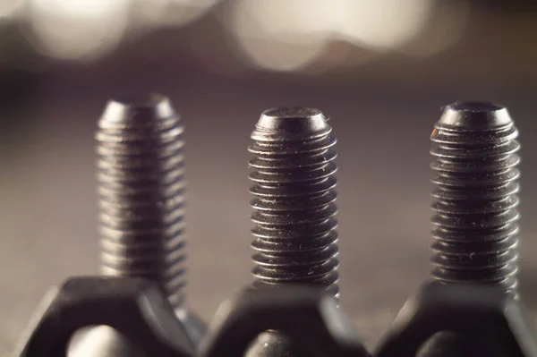 Primer Plano Tuercas Metálicas Tornillos Sobre Fondo Gris — Foto de Stock