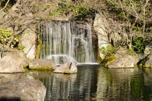 Ett Vackert Landskap Ett Vattenfall Omgivet Klippor Japan — Stockfoto