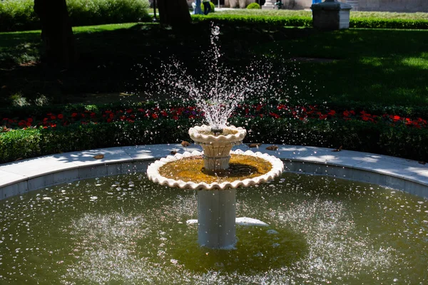 Fontein Het Midden Van Een Prachtig Tuinlandschap — Stockfoto