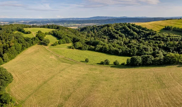 Luftaufnahme Von Grünen Bergwäldern Und Landwirtschaftlichen Feldern Einer Ländlichen Gegend — Stockfoto