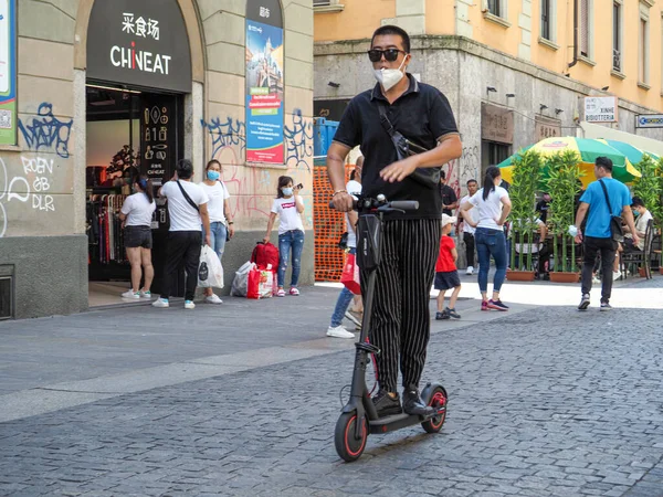 Milán Italia Agosto 2021 Hombre Con Una Máscara Facial Montando —  Fotos de Stock