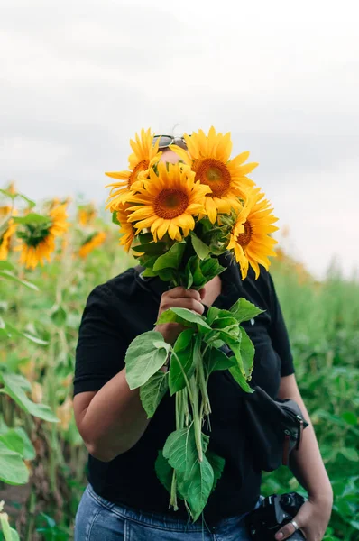 Een Verticaal Schot Van Een Persoon Die Hun Gezicht Bedekt — Stockfoto