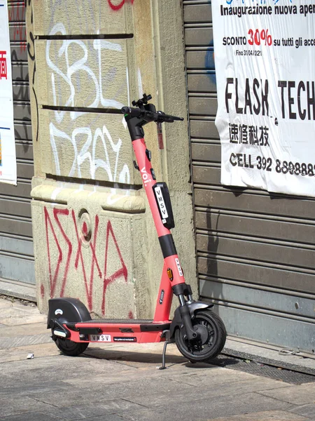 Milão Itália Ago 2021 Uma Scooter Elétrica Voi Vertical Para — Fotografia de Stock