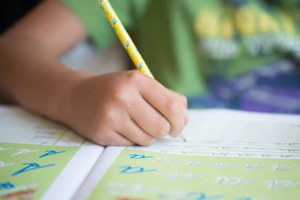 Primer Plano Niño Aprendiendo Escribir Cartas — Foto de Stock