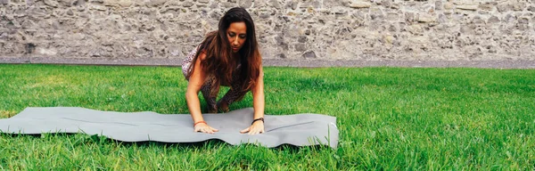 Une Jeune Femme Brune Place Son Tapis Yoga Sur Pelouse — Photo