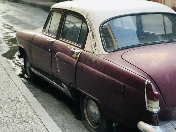 Vintage Auto Píchnutými Pneumatikami Ulici — Stock fotografie