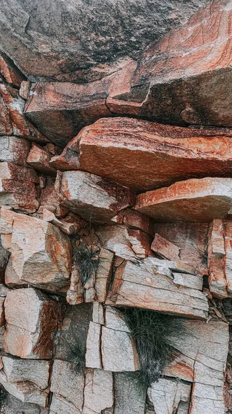 Een Verticaal Shot Van Een Verschillende Stenen Rotsen Als Een — Stockfoto