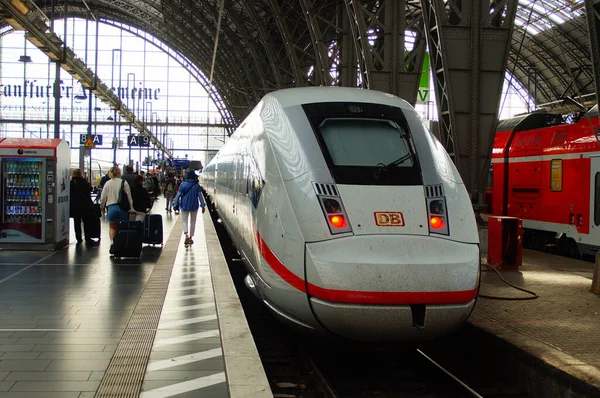 Frankfurt Alemanha Agosto 2021 Passageiros Tentam Apanhar Dos Poucos Comboios — Fotografia de Stock