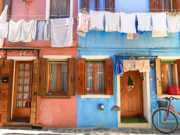 Shot Contrasting Buildings Red Blue Wooden Doors Hanging Laundry Rope — Stock Photo, Image