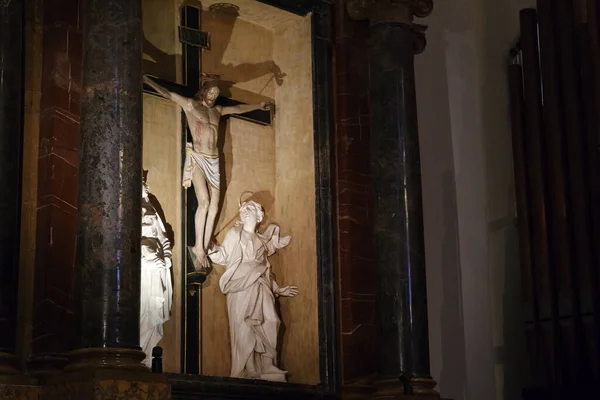 Cristo Uma Cruz Esculturas Religiosas Dentro Uma Igreja Velha — Fotografia de Stock