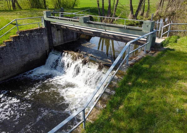 Das Flusswasser Fließt Einem Sonnigen Tag Unter Der Kleinen Brücke — Stockfoto