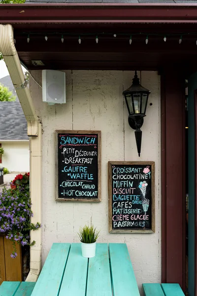 Eine Vertikale Aufnahme Von Café Menürahmen Die Einer Wand Neben — Stockfoto