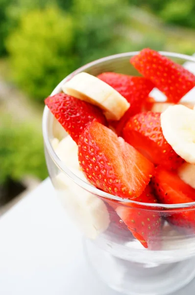 Bananen Erdbeer Salat Glas — Stockfoto