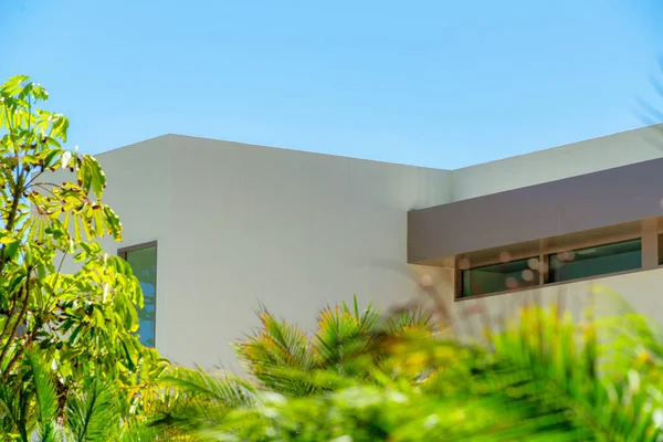 Uma Vista Panorâmica Uma Moderna Casa Projetada Sob Céu Azul — Fotografia de Stock