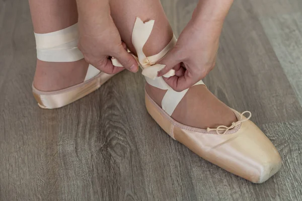 Piernas Niña Bailando Ballet Con Falda Tul Zapatos Color Rosa —  Fotos de Stock