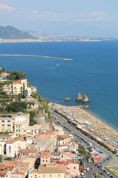 美しい海を背景に 景勝地の景色のトップビューのショット イタリア — ストック写真