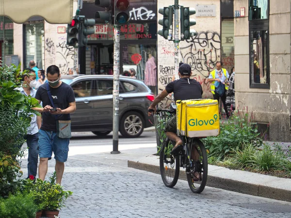 ミラノ イタリア 2021年8月8日 夏にミラノの街を訪れるお客様に食事を運ぶフードデリバリーアプリのライダー — ストック写真
