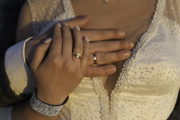 Νύφη Ένα Όμορφο Φόρεμα Και Γαμπρός Κρατώντας Χέρια Του Άλλου — Φωτογραφία Αρχείου
