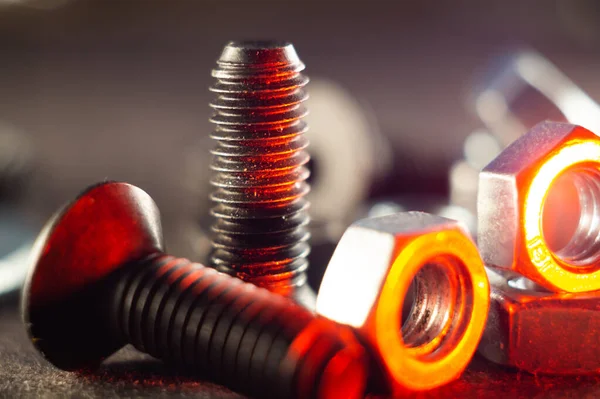 Primer Plano Detalles Sobre Tuercas Metálicas Pernos Bajo Iluminación Naranja — Foto de Stock