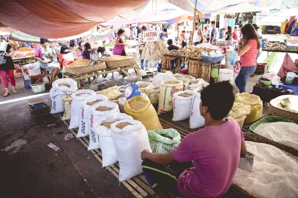 Bacolod Philippines 2019 필리핀 원주민 토요일에 사람들 식품을 구입하고 — 스톡 사진