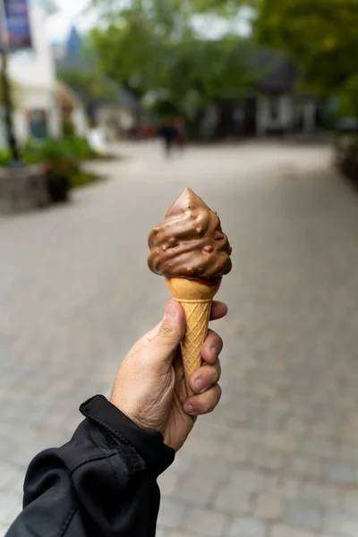 Tiro Foco Superficial Vertical Uma Mão Humana Segurando Cone Sorvete — Fotografia de Stock