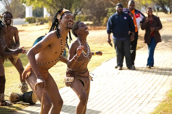 Johannesburg Sudáfrica Agosto 2021 Bailarines Africanos Tradicionales Bailando Ropa Adornos — Foto de Stock