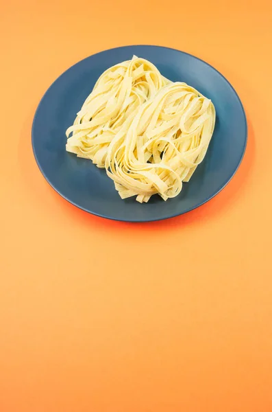 Detalle Vista Tazón Pasta Cocida Sobre Fondo Naranja Con Espacio —  Fotos de Stock