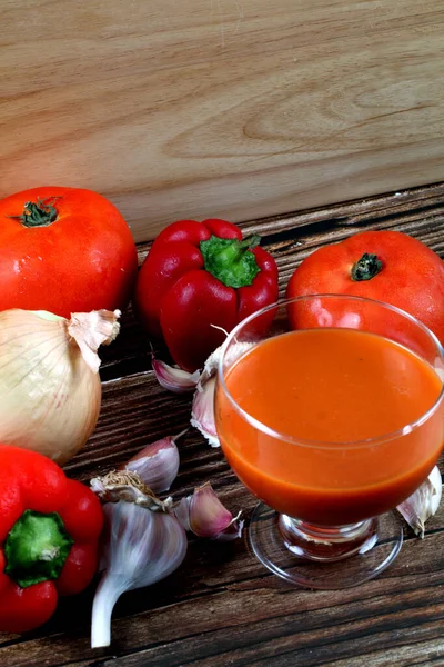 Eine Nahaufnahme Eines Tomatensaftes Einem Glas Auf Einem Holztisch Mit — Stockfoto