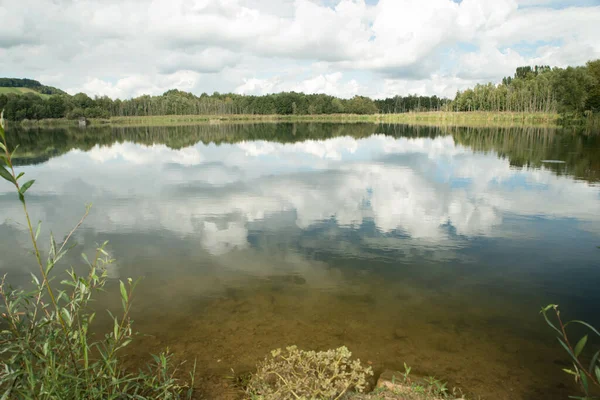 Beau Lac Reflétant Ciel Nuageux — Photo