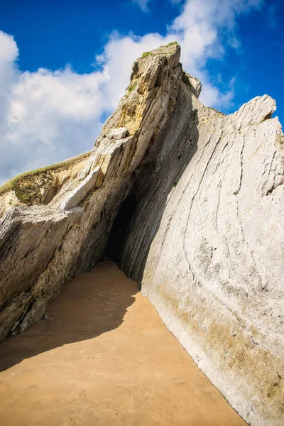 青い空とアルニア カンタブリア スペインの海岸での岩の形成のクローズアップビュー — ストック写真