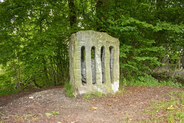 Ein Einziger Stehender Stein Einem Wald Maven See Mauensee Schweiz — Stockfoto