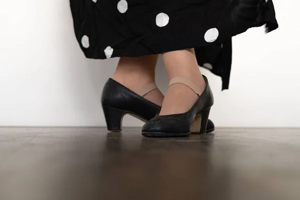 Ноги Женщины Танцующей Фламенко Черной Одеждой Деревянном Полу Белом Фоне — стоковое фото