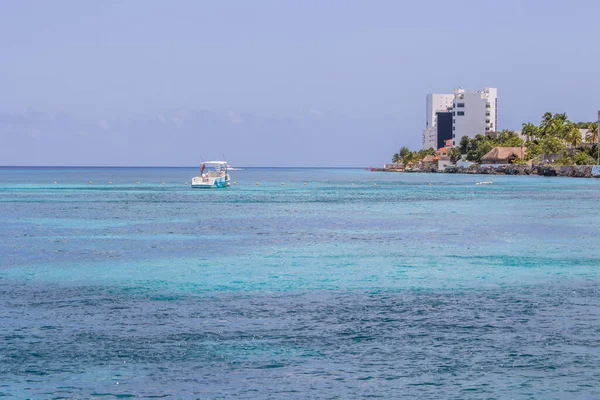 Piękny Pejzaż Morski Łodzią Budynkami Tle Cozumel Quintana Roo Meksyk — Zdjęcie stockowe