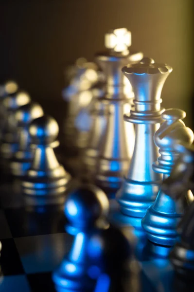 戦略のチェス盤の概念上のチェスマンの垂直ショット — ストック写真