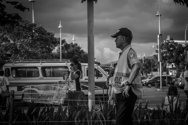 Subic Philippines Sierpień 2017 Szary Widok Funkcjonariusza Policji Stojącego Olongapo — Zdjęcie stockowe
