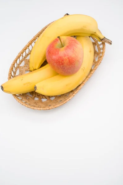 Frutas Frescas Sãs Uma Superfície Branca Maçã Banana — Fotografia de Stock